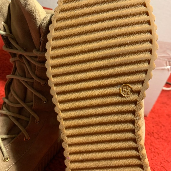 Womens lightweight suade 5 1/2 lace up combat boots. Only worm once - Picture 7 of 7